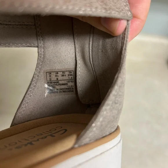 Clarks Silver and White Sandals with Minimalist Design - Picture 5 of 5